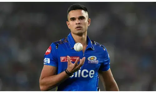 अर्जुन तेंदुलकर सगाई के बाद पहले मैच में ही चमके, पहली बॉल पर विकेट फिर खोला पंजा