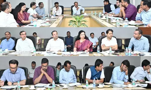 विकास कार्यों की समीक्षा की