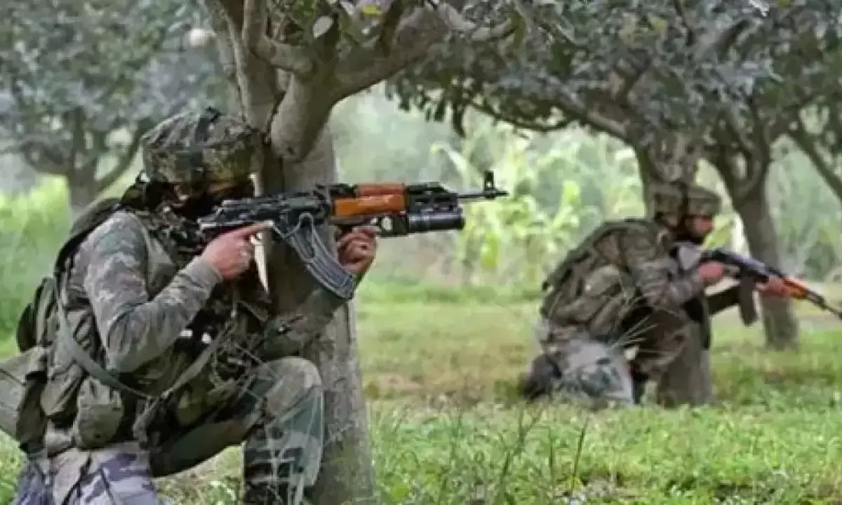 बीजापुर में जवानों ने नक्सलियों को घेरा