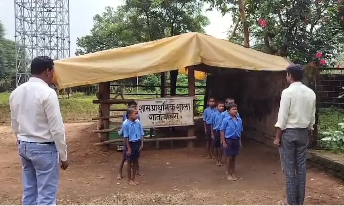 धमतरी जिले का अनूठा गांव : यहां न बिजली न सड़क, तालपत्री के नीचे स्कूल