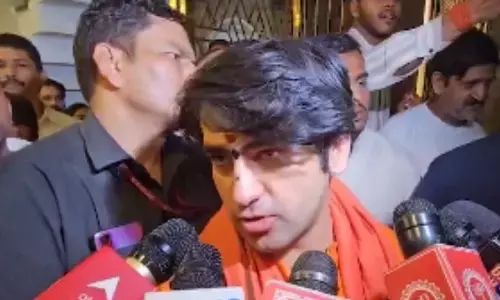 वाराणसी पहुंचे बागेश्वर धाम सरकार, बोले - भारत को हिंदू राष्ट्र बनाना जरूरी