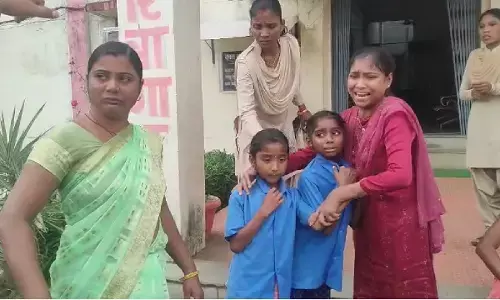 थाने में परिवार समेत की आत्मदाह की कोशिश : गांव के दबंगों ने करवाया सामाजिक बहिष्कार, रोजी- रोटी भी छीनी