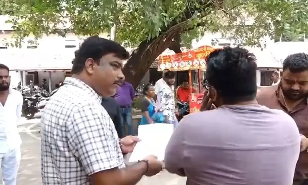 न्यूड पार्टी का पोस्टर वायरल