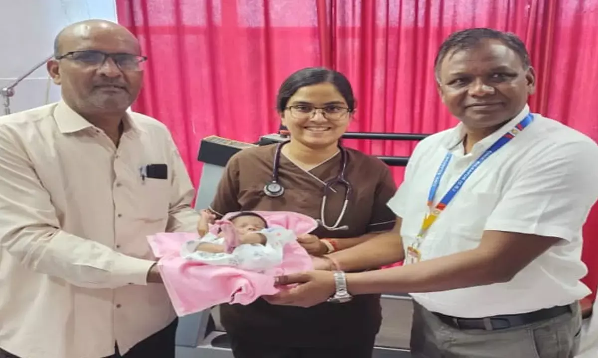 नवजात को सौंपते हुए