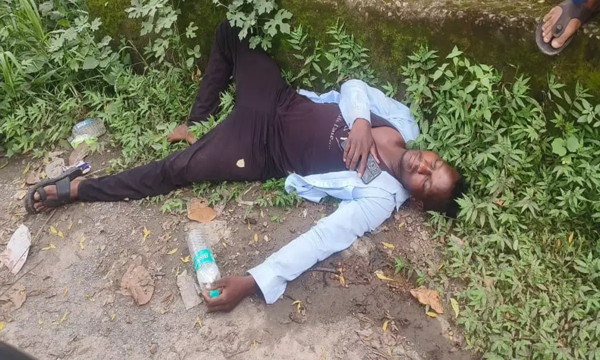 युवक को मारकर सड़क किनारे फेंका