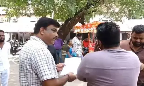 न्यूड पार्टी का पोस्टर वायरल