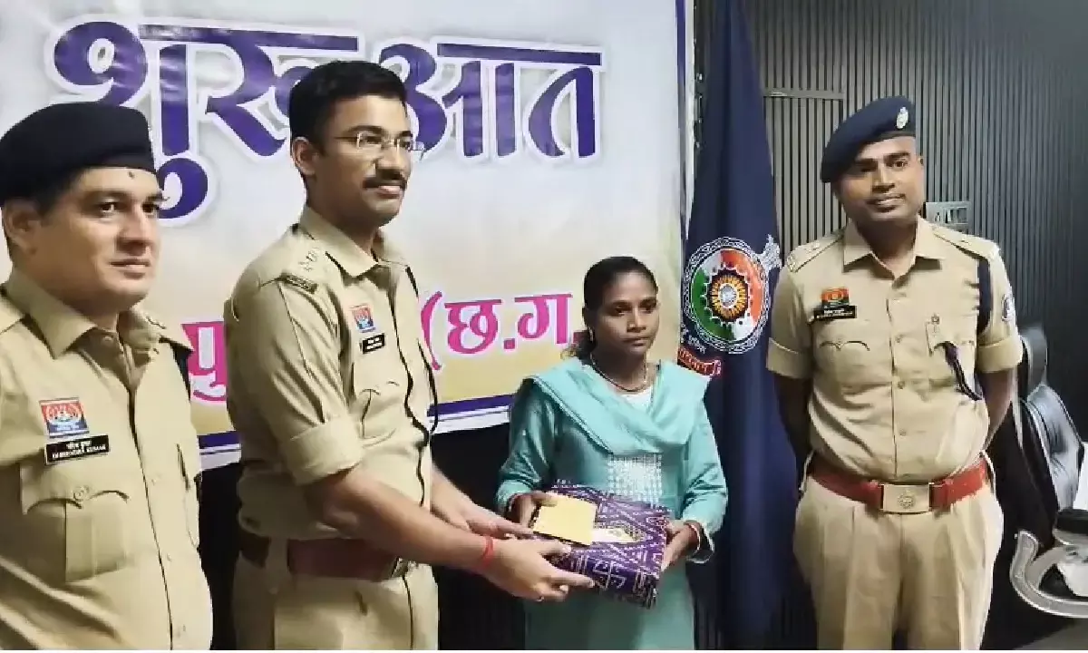 गरियाबंद में नक्सल अभियान में बड़ी सफलता : 8 लाख की इनामी महिला नक्सली जानसी ने पुलिस के सामने किया सरेंडर गरियाबंद में नक्सल अभियान में बड़ी सफलता : 8 लाख की इनामी महिला नक्सली जानसी ने पुलिस के सामने किया सरेंडर