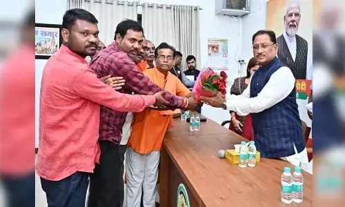 गंगरेल बांध डुबान क्षेत्र की मछुआ सहकारी समितियों के सदस्य