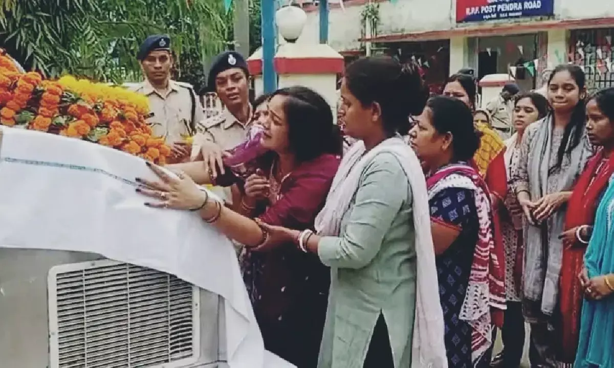 सड़क हादसे में RPF जवान की मौत :  गार्ड ऑफ ऑनर देकर शव को UP किया गया रवाना, गृह ग्राम में होगा अंतिम संस्कार