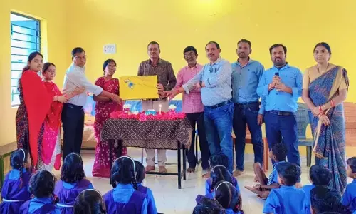 प्रधान पाठक ने बच्चों को कराया न्योता भोज  : 220 बच्चों ने खीर- पूड़ी के साथ पापड़ खाने का उठाया लुत्फ