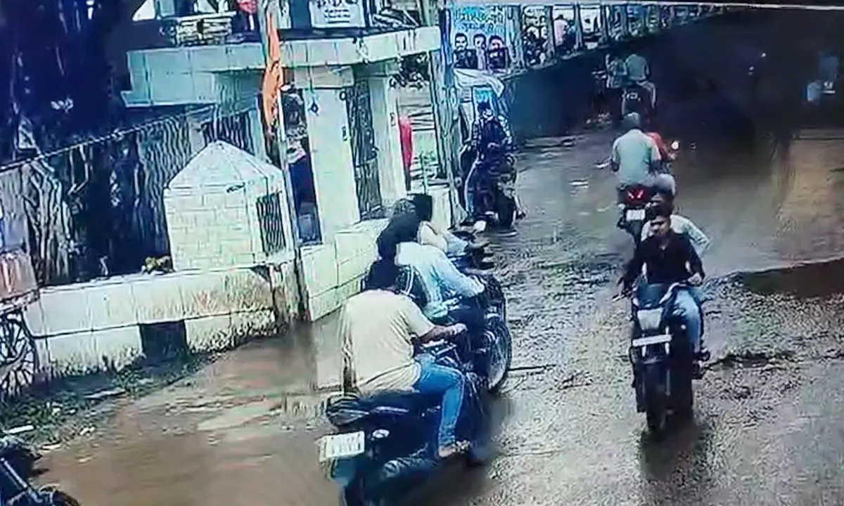 थाना से कुछ दूरी पर दिनदहाड़े 5 लाख की उठाईगिरी