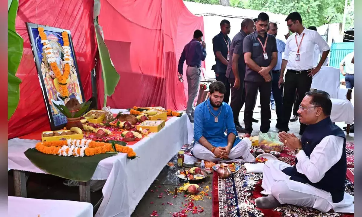 सीएम हाउस में विश्वकर्मा पूजा : साय बोले- श्रम की सार्थकता, सृजन की भावना को प्रतिष्ठित करने का श्रेय भगवान विश्वकर्मा को सीएम हाउस में विश्वकर्मा पूजा : साय बोले- श्रम की सार्थकता, सृजन की भावना को प्रतिष्ठित करने का श्रेय भगवान विश्वकर्मा को