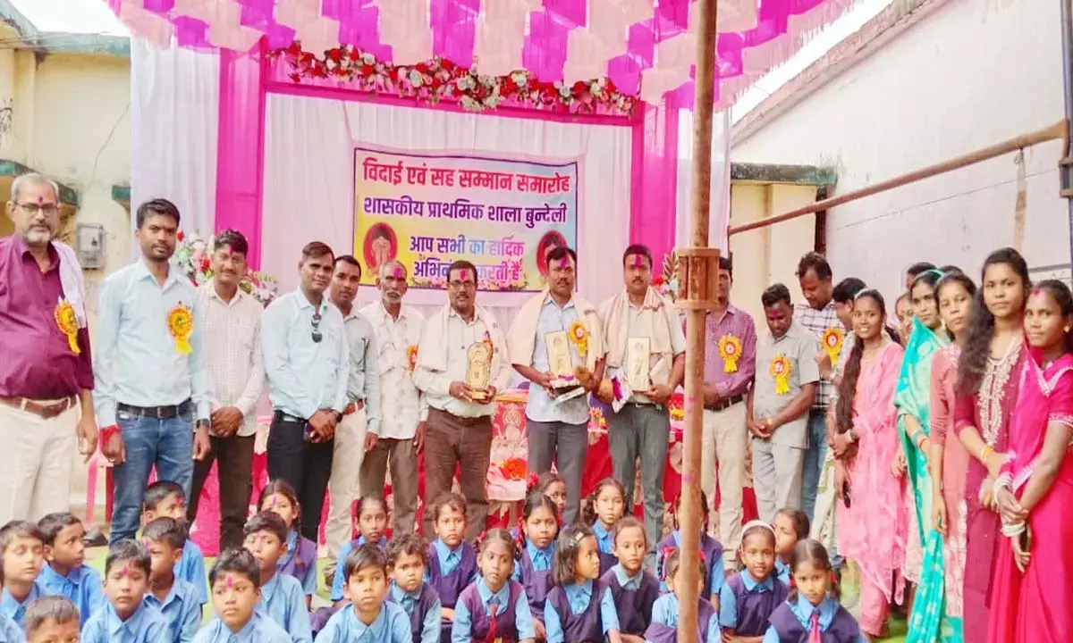 बुंदेली में विदाई समारोह : सत्रह साल की सेवाओं के लिए विद्यार्थियों ने सांस्कृतिक कार्यक्रमों के जरिए जताया आभार