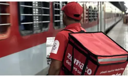 MakeMyTrip Partners With Zomato For On-Train Food Delivery