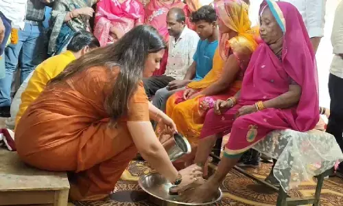 धर्मांतरण पर प्रहार : 70 लोगों ने की घर वापसी, विधायक भावना बोहरा ने पैर पखारकर किया स्वागत