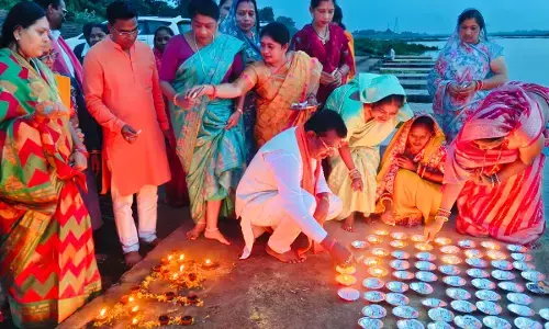 पीएम मोदी का जन्मदिन : दीपों से सजाया गया राजिम संगम तट, दीपदान कर मनाया उत्सव