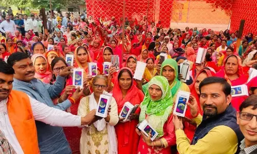 Yogi government Anganwadi workers smartphone scheme