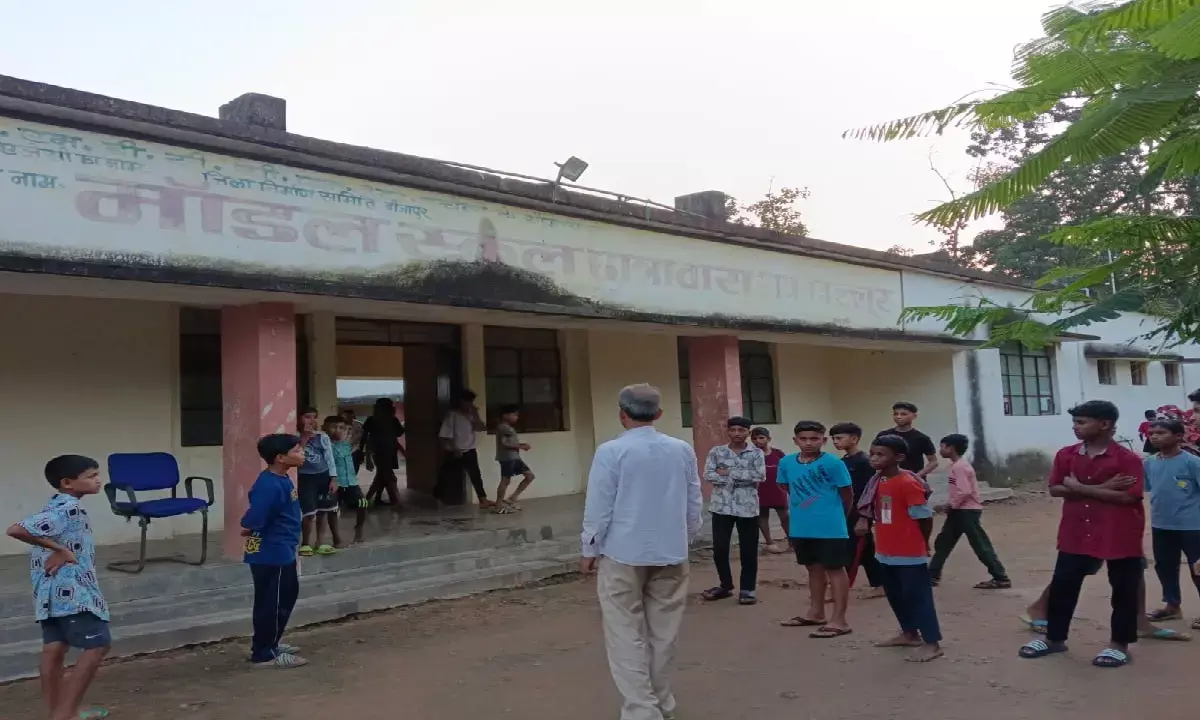 छात्रावास की हालत बेहाल : 5 साल से नहाने-शौच की समस्या, बच्चे जंगल और बोरिंग जाने के लिए मजबूर