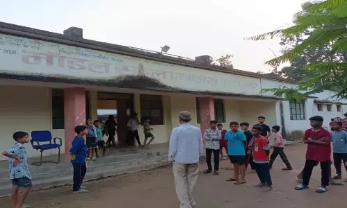 छात्रावास की हालत बेहाल : 5 साल से नहाने-शौच की समस्या, बच्चे जंगल और बोरिंग जाने के लिए मजबूर