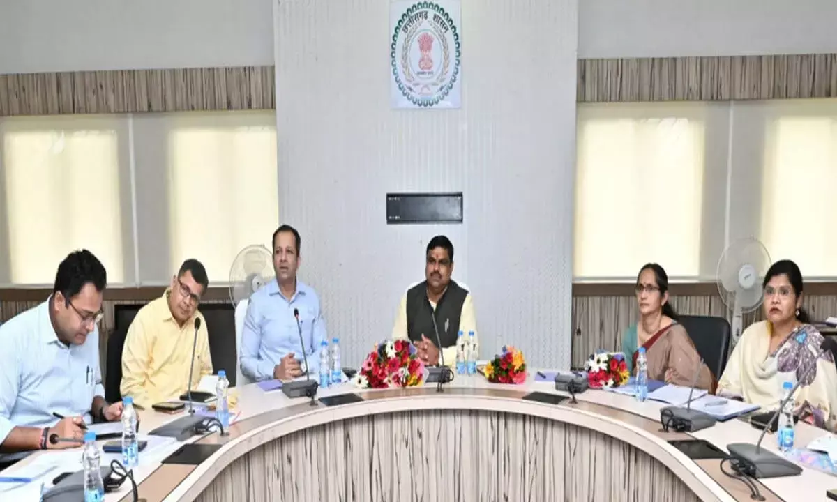 गणवेश वितरण में अनियमितता : रामानुजगंज-बलरामपुर डीईओ निलंबित गणवेश वितरण में अनियमितता : रामानुजगंज-बलरामपुर डीईओ निलंबित