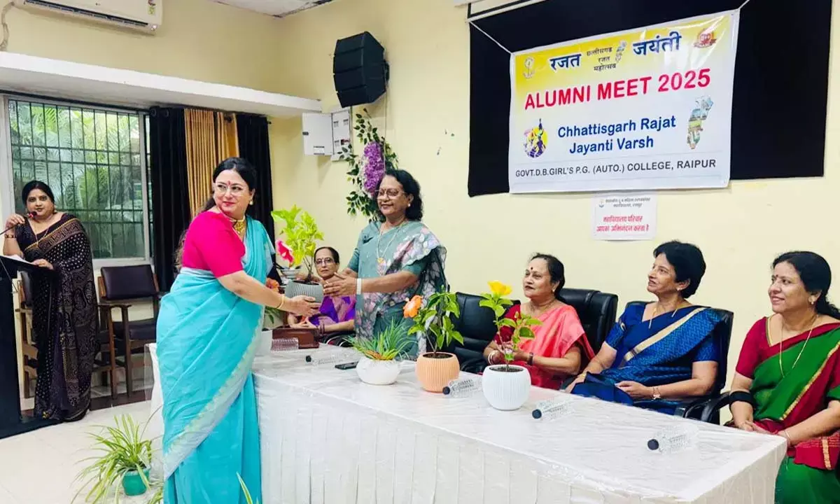 दूधाधारी बजरंग महिला महाविद्यालय में एलुमनी मीट