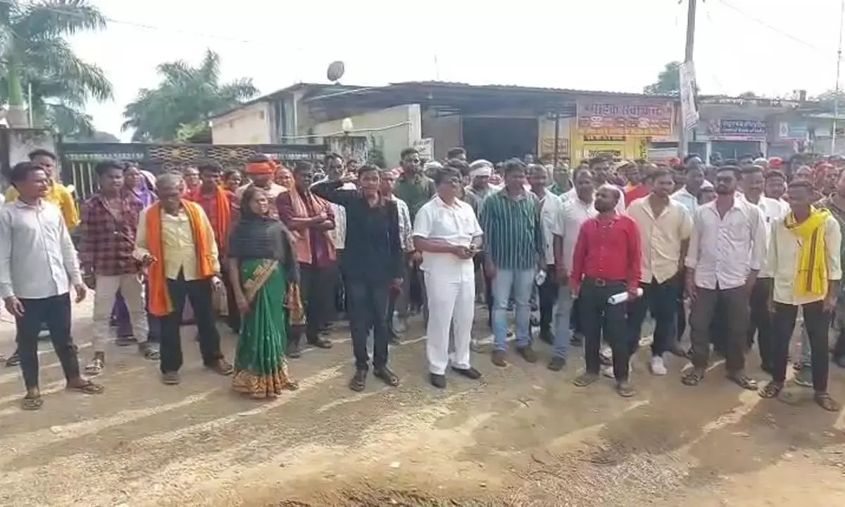 प्रदर्शन करते हुए ग्रामीण