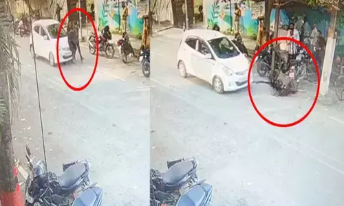 बेकाबू कार ने दो छात्राओं को मारी टक्कर : देखिए CCTV फुटेज, कितनी दूर जाकर गिरी छात्रा