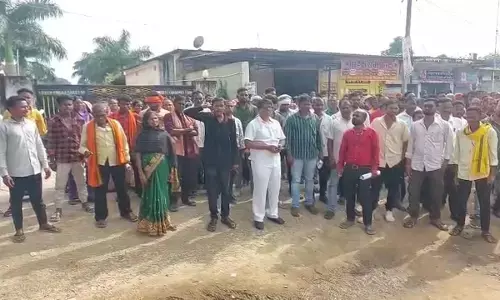 प्रदर्शन करते हुए ग्रामीण