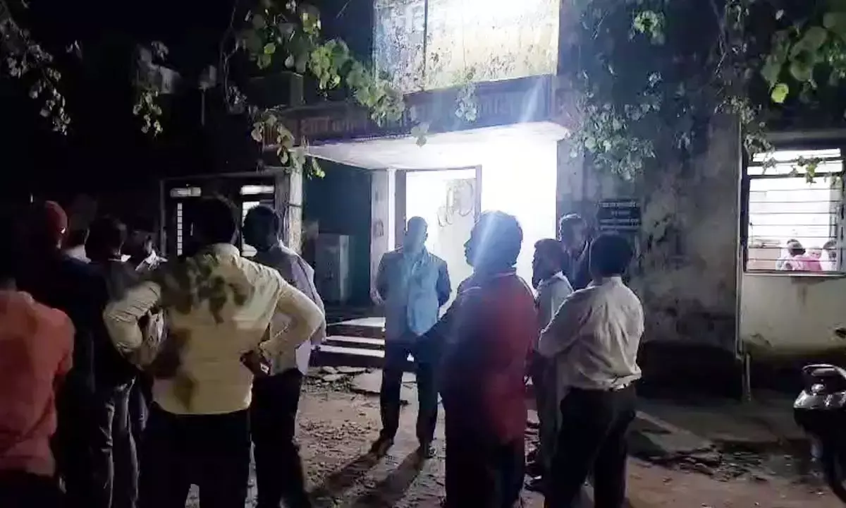 ग्रामीणों ने आधी रात घेरा थाना