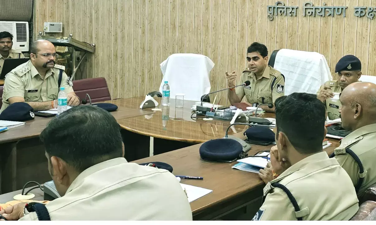 क्राइम मीटिंग: पुलिस अफसरों से चर्चा करते नरसिंहपुर एसपी ऋषिकेश मीना