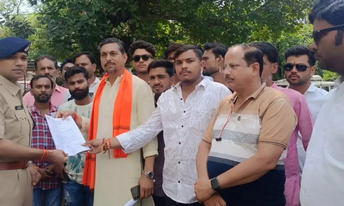 नरसिंहपुर में एसपी मीना को ज्ञापन देते VHP और बजरंग दल कार्यकर्ता।