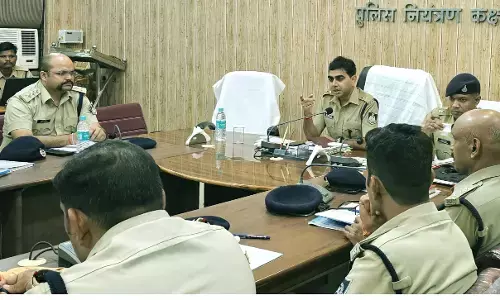 क्राइम मीटिंग: पुलिस अफसरों से चर्चा करते नरसिंहपुर एसपी ऋषिकेश मीना
