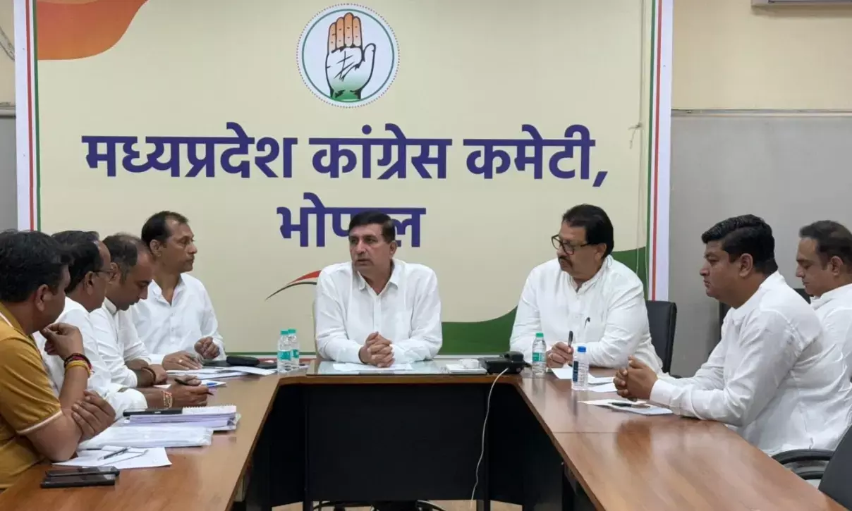 भोपाल: PCC कार्यालय में कांग्रेस जिलाध्यक्षों से चर्चा करते प्रदेश प्रभारी हरीश चौधरी।