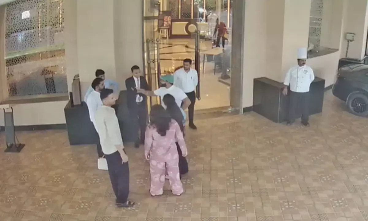 होटल में हंगामा करते हुए कपल्स