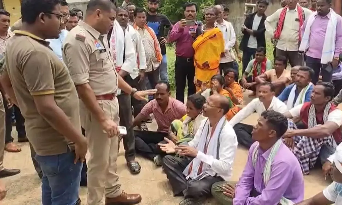 धरने पर बैठा आदिवासी समाज