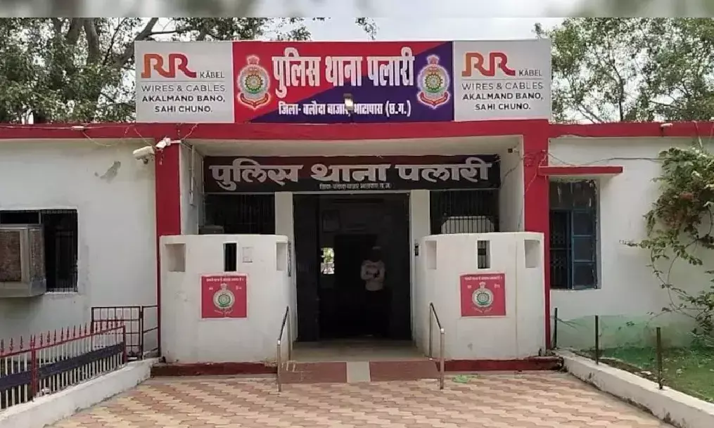 रखिया आंगन में गिरने पर विवाद : गर्भवती महिला की पिटाई करने वाला पड़ोसी गिरफ्तार