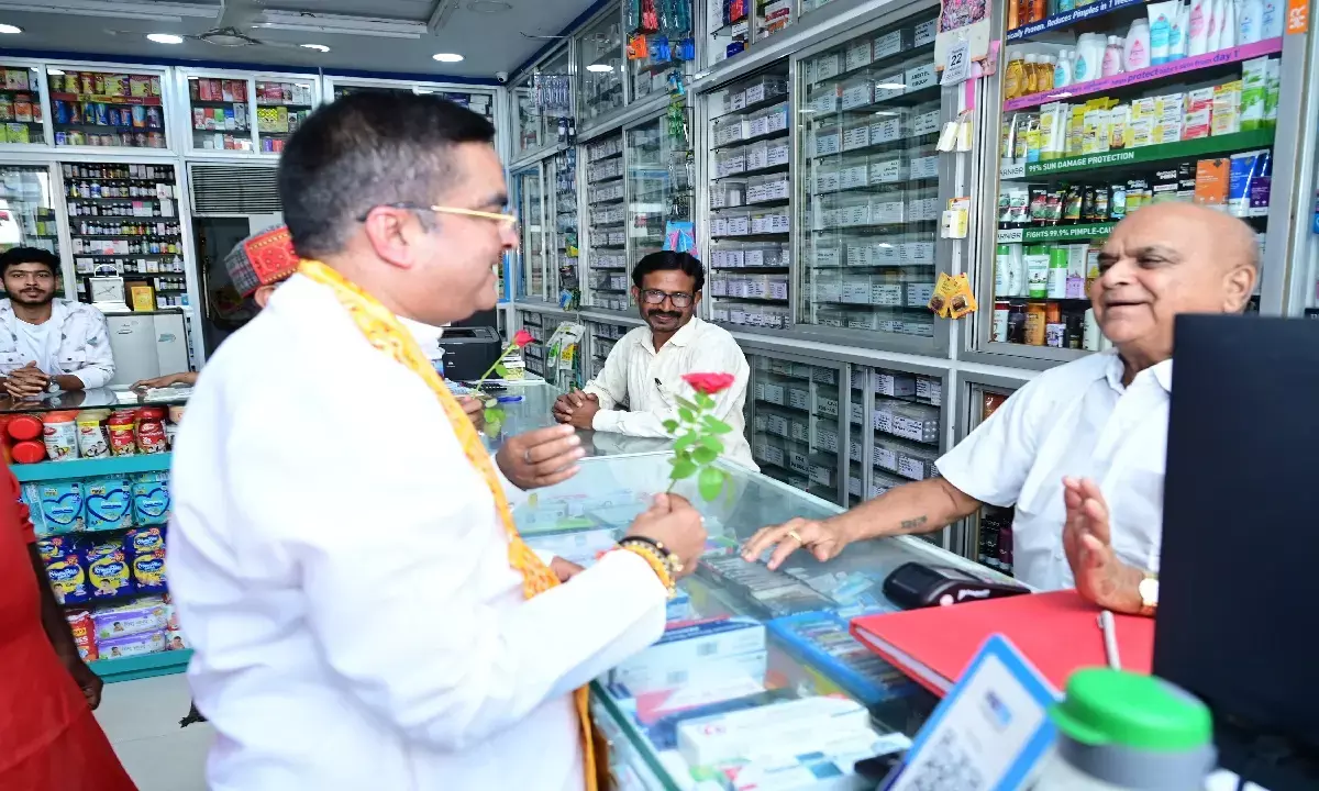 घंटों पैदल घूमे विधायक रिकेश सेन : बाजार में व्यापारियों को गुलाब भेंट कर दी