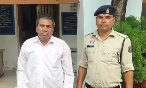 जाति और निवास प्रमाण पत्र बनवाने के नाम पर करता था परेशान