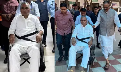 लखनऊ: मंत्री OP राजभर की तबीयत बिगड़ी, अस्पताल ले जाते ब्रजेश पाठक।