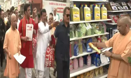 गोरखपुर में पैदल चलकर जनता से मिले, GST के फायदे और स्वदेशी पर दिया जोर