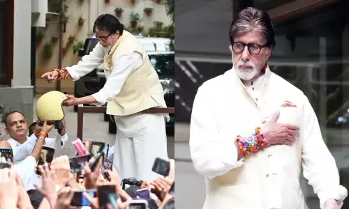 अमिताभ बच्चन ने जलसा के बाहर फैंस को बांटे हेलमेट और डांडिया, देखें वीडियो