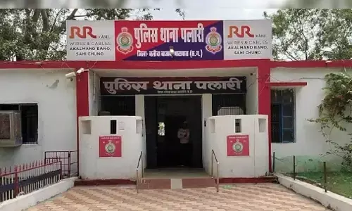 रखिया आंगन में गिरने पर विवाद : गर्भवती महिला की पिटाई करने वाला पड़ोसी गिरफ्तार रखिया आंगन में गिरने पर विवाद : गर्भवती महिला की पिटाई करने वाला पड़ोसी गिरफ्तार