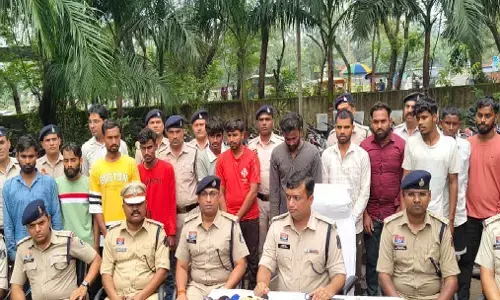 बाइक चोरों का संगठित गिरोह पकड़ा गया : रायगढ़ में 40 लाख की 52 मोटरसाइकिलों के साथ 18 आरोपी गिरफ्तार