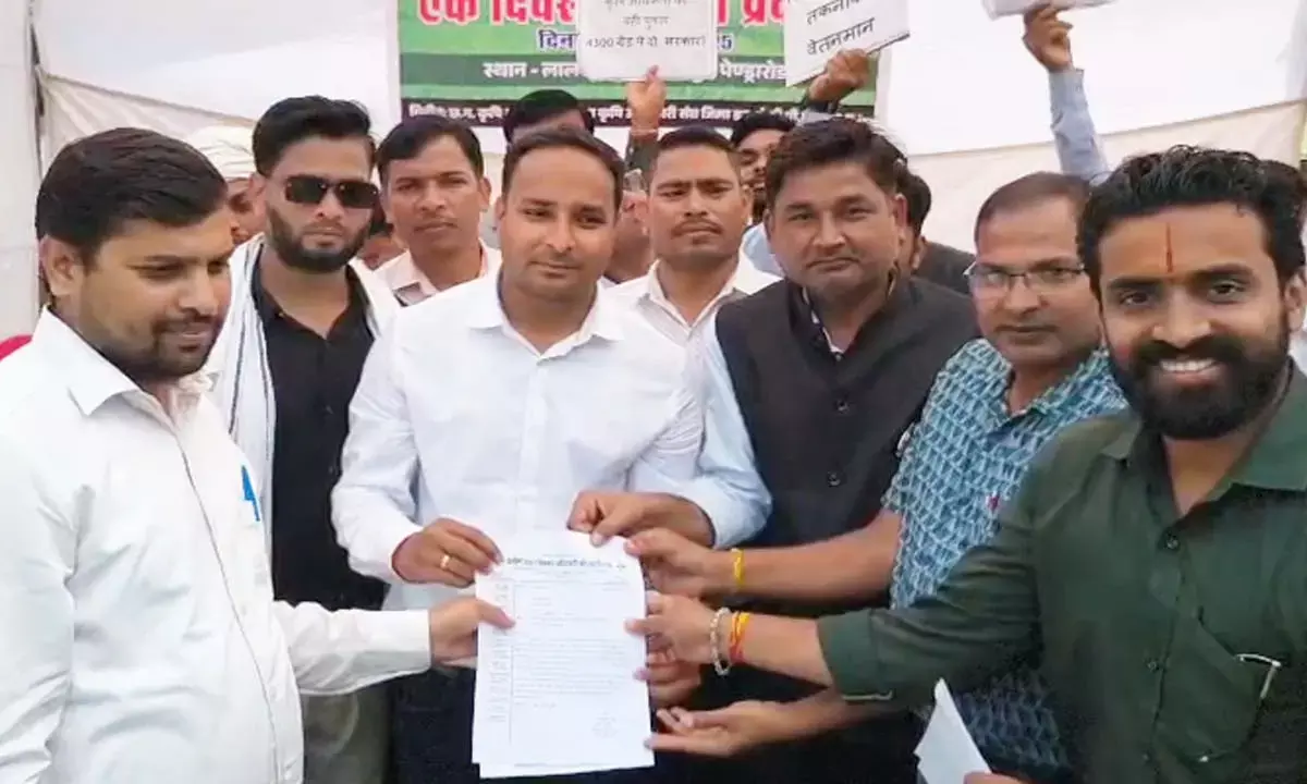 कृषि अधिकारियों का प्रदर्शन