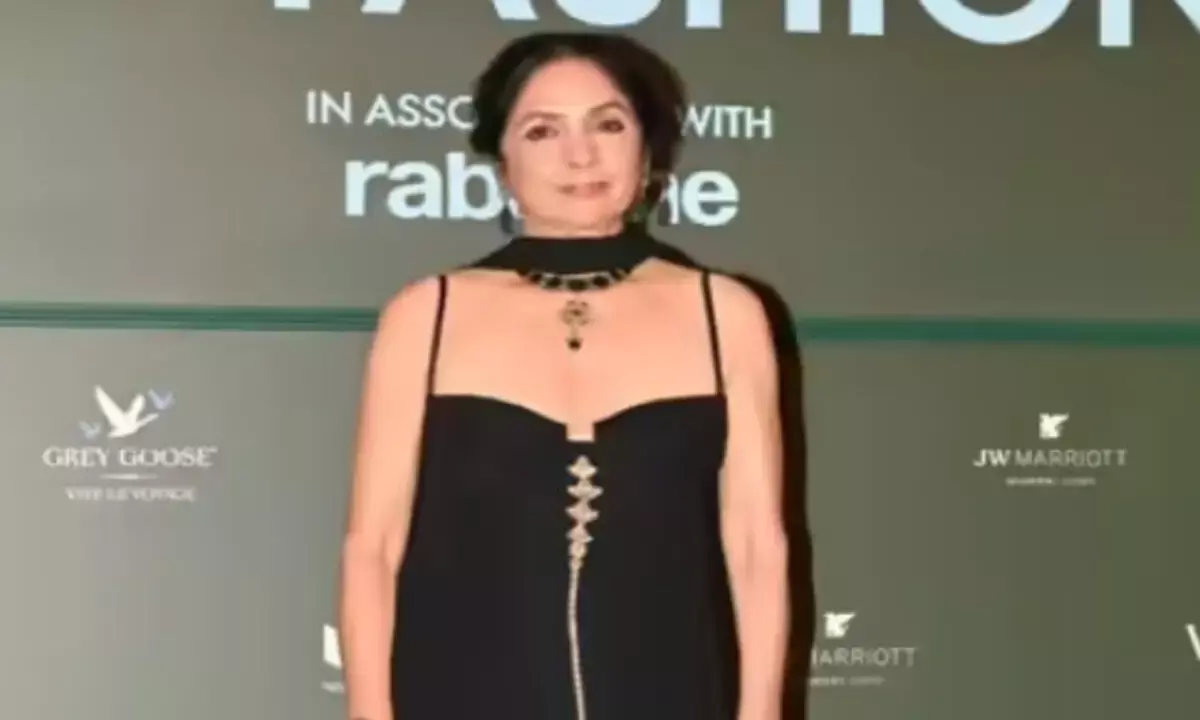 एक्ट्रेस नीना गुप्ता ब्लैक गाउन लुक