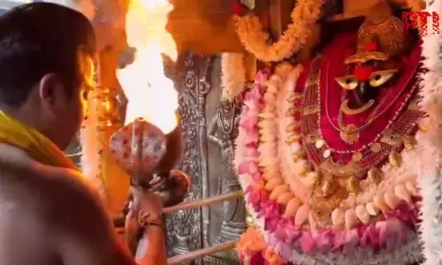 मिर्जापुर: शारदीय नवरात्रि के तीसरे दिन विंध्याचल मंदिर में आरती करते पुजारी। मिर्जापुर: शारदीय नवरात्रि के तीसरे दिन विंध्याचल मंदिर में आरती करते पुजारी।