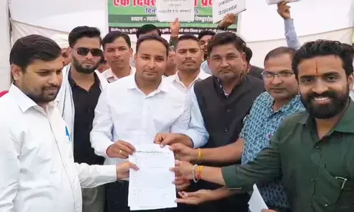 कृषि अधिकारियों का प्रदर्शन