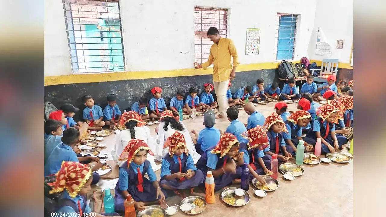 शिक्षकों ने स्कूल में कराया कन्या भोज : अच्छा खाना के साथ उपहार पाकर खुश हुई बच्चियां शिक्षकों ने स्कूल में कराया कन्या भोज : अच्छा खाना के साथ उपहार पाकर खुश हुई बच्चियां