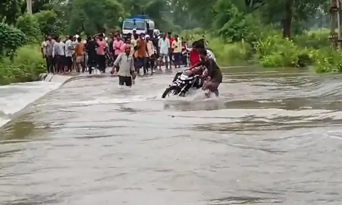 नाले में बहने लगी बाइक नाले में बहने लगी बाइक