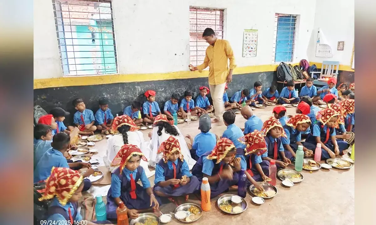 शिक्षकों ने स्कूल में कराया कन्या भोज : अच्छा खाना के साथ उपहार पाकर खुश हुई बच्चियां